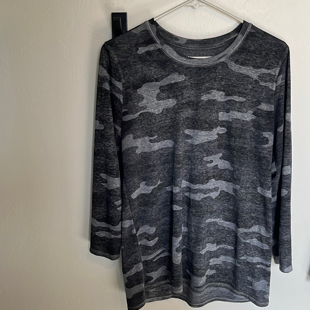 Ultra thin camo three-quarter sleeve